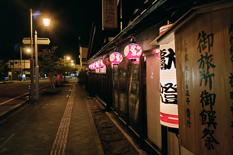 横町五井酒造店前